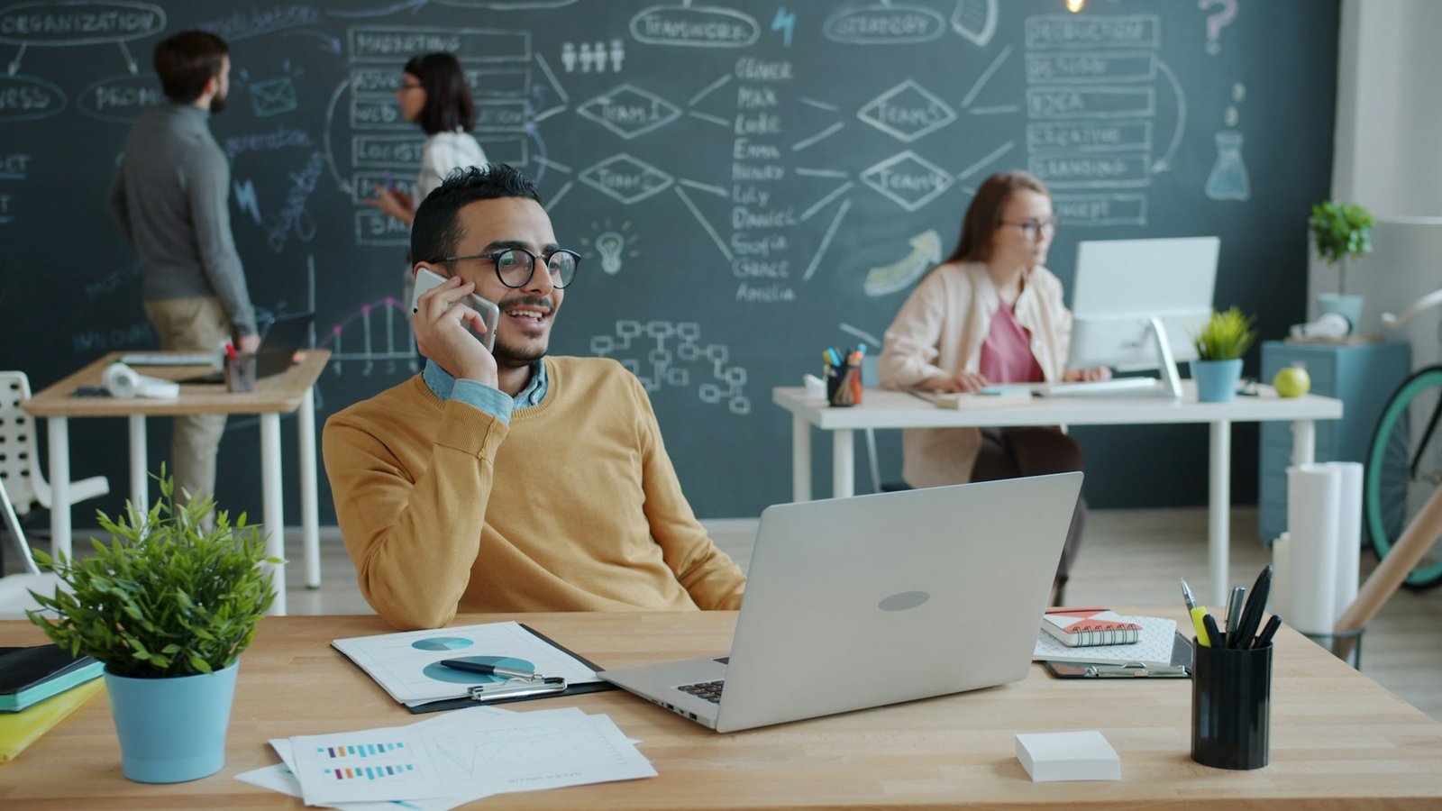 Un professionnel échange par téléphone dans un bureau partagé